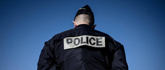 Un officier de police, a Paris, en mars 2020.
