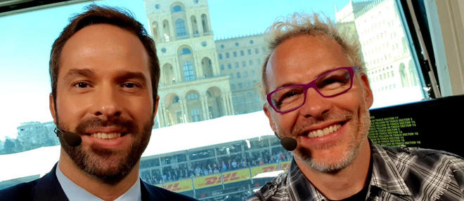 Jacques Villeneuve (à droite) et Julien Fébreau (à gauche) commentent la Formule 1 sur Canal+.
