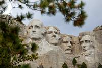 Les cas de Covid-19 flambent, Trump s'envole pour le Mont Rushmore