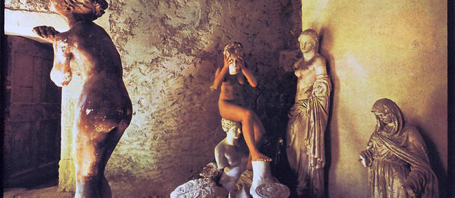 Lucien Clergue, << Le cabinet aux statues I >>, 1987, au musee Reattu.

