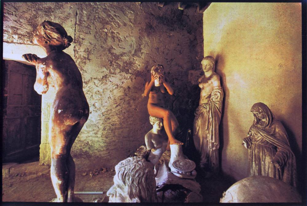 art, photo, musée ©  Lucien Clergue, Le cabinet aux statues I, 1987, collection Musée Réattu © Lucien Clergue, SAIF, 2020 