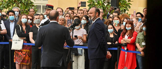 Edouard Philippe et Jean Castex lors de la passation de pouvoir a Matignon le 3 juillet 2020. 
