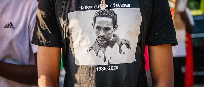 Le portrait de Hachalu Hundessa sur le tee-shirt noir d'un oromo manifestant a Minneapolis en ce debut du mois de juillet 2020. 
