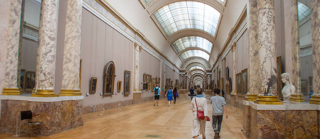 Les visiteurs ont retrouve les salles du Louvre.
