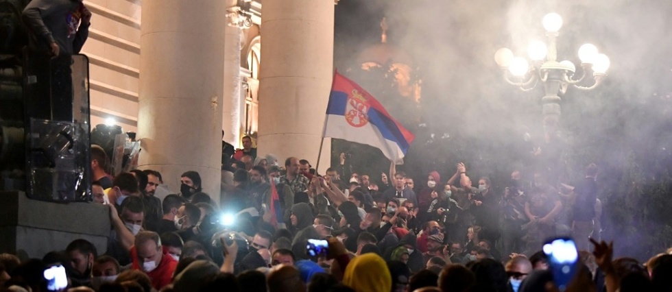 Serbie: 60 blesses durant des manifestations anti couvre-feu a Belgrade