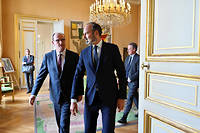 Passation de pouvoir entre Édouard Philippe et Jean Castex à Matignon, le 3 juillet 2020.
