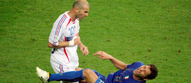 A la 107e minute, Zinedine Zidane assene un violent coup de tete a Marco Materazzi.
