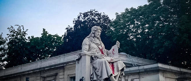 Devant l'Assemblee nationale, la statue de Jean-Baptiste Colbert degradee.
