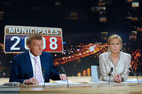 Patrick Poivre d'Arvor et Claire Chazal animent un débat télévisé, le 9 mars 2008 à Boulogne-Billancourt sur le plateau de TF1, après l'annonce des résultats du premier tour des élections municipales.
