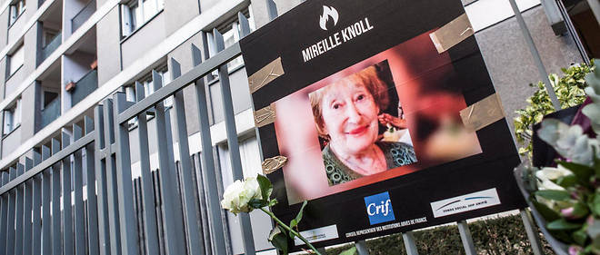 Autel en hommage a Mireille Knoll, devant son domicile a Paris, lors de la marche blanche en son honneur en 2018.
