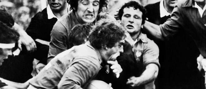 Le taloneur francais Philippe Dintrans (avec le ballon) percute ses opposants All Blacks lors d'un test-match Nouvelle Zelande/France le 14 juillet 1979 a Auckland.
