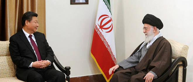 Le Guide supreme iranien, l'ayatollah Khamenei, recevant le president chinois Xi Jinping, le 23 janvier 2016 a Teheran.
