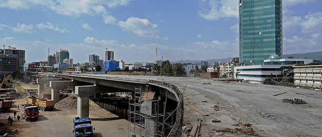 Le tramway d'Addis-Abeba, symbole du developpement de l'Ethiopie , economie parmi les plus dynamiques du monde depuis une decennie.
