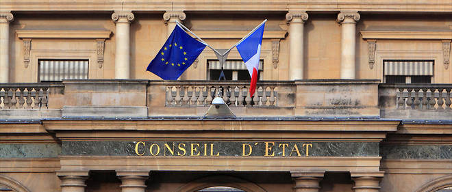 Le fronton de la facade du Conseil d'Etat installe au Palais-Royal, a Paris. 
