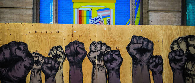 Fresque << Black Lives Matter >> sur un mur a New York.

