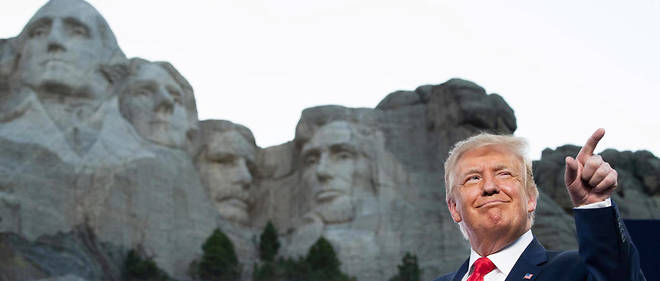 Donald Trump devant le Mont Rushmore ou sont sculptees les visages d'ancien presidents americains, dont Abraham Lincoln.
