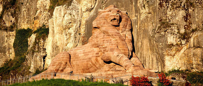 Le << Lion de Belfort >>, sculpture monumentale en haut-relief realisee par Auguste Bartholdi au pied de la citadelle de Vauban, a Belfort, pour commemorer la resistance de la ville assiegee par les Prussiens lors de la guerre de 1870.

