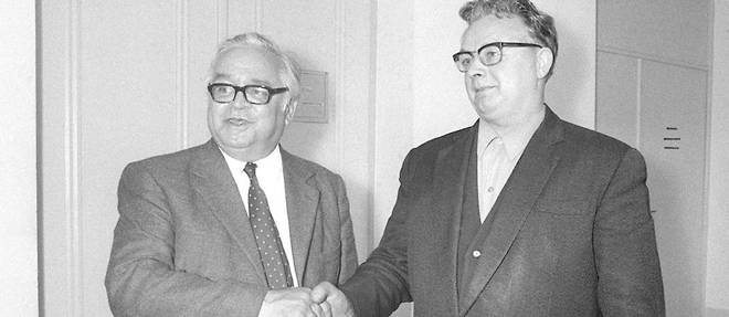 Le juge Henri Pascal, a gauche, et le pere de la victime, M. Dewevre, en 1975. Malgre les doutes sur l'instruction, la famille Dewevre a toujours soutenu le << petit juge >>.
