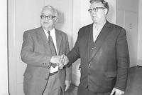 Le juge Henri Pascal, a gauche, et le pere de la victime, M. Dewevre, en 1975. Malgre les doutes sur l'instruction, la famille Dewevre a toujours soutenu le << petit juge >>.
