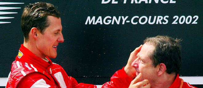 Michael Schumcher et Jean Todt sur le podium du GP de France 2002, qui vit l'Allemand etre sacre une cinquieme fois champion du monde.
