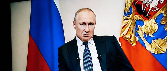 Vladimir Poutine en direct a la television nationale pour aborder la situation de la pandemie de coronavirus en Russie, a Moscou, en mars 2020.
