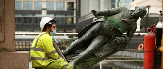 Deboulonnage de la statue du marchand d'esclaves Robert Milligan a Londres.
