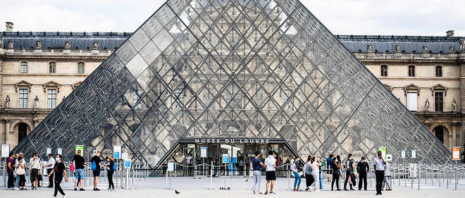 A l'entree du Louvre, le jour de sa reouverture le 6 juillet 2020.
