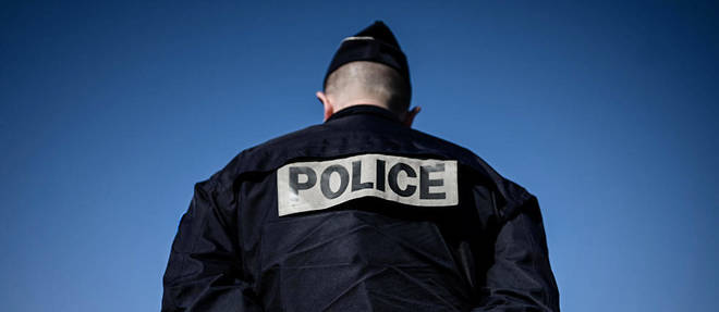 Un policier, a Paris, en mars 2020.
