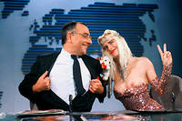 Yves Mourousi invite la Cicciolina au journal de 13 heures de TF1, le 26 juillet 1987.
