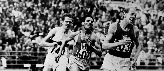 Emil Zatopek au JO de Helsinki en 1952, lors de la finale du 5 000 metres. Il remportera l'or a trois reprises, avec le 10 000 metres et le marathon.
