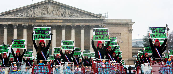 Devant l'Assemblee nationale, le 8 mars 2020. Des militantes manifestent contre la PMA et la GPA.
