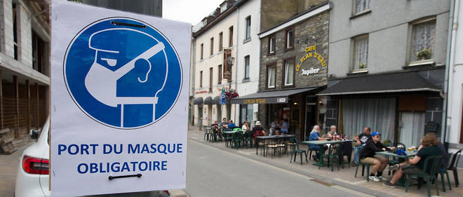 Un ecriteau pour signaler l'obligation de porter un masque en Belgique. 
