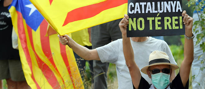 Un manifestant pour l'independance catalane brandit une pancarte << la Catalogne n'a pas de roi >>, le 20 juillet, devant l'abbaye de Poblet.

