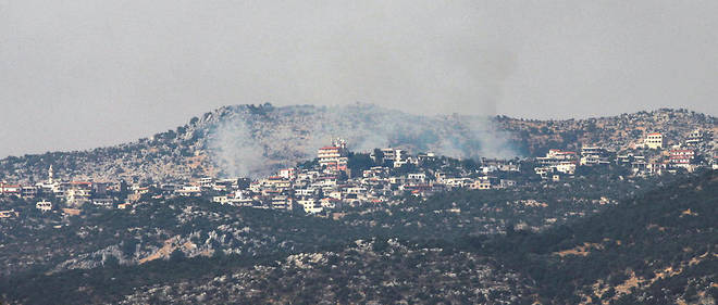 De la fumee s'echappe du secteur des fermes de Chebaa, apres des tirs israeliens d'artillerie, le 27 juillet 2020. 
