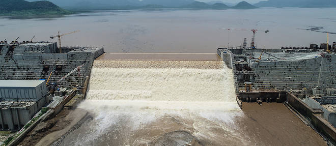 Addis-Abeba avait plusieurs fois annonce qu'elle entendait commencer les operations de remplissage du reservoir en juillet en plein coeur de la saison des pluies.

