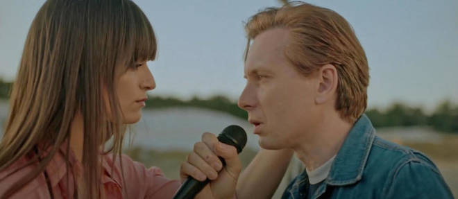 Clara Luciani et Alex Kapranos dans le clip de "Summer Wine".
