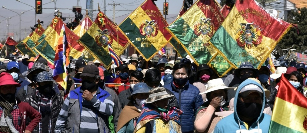 Bolivie: des milliers de sympathisants de Morales denoncent le report des elections