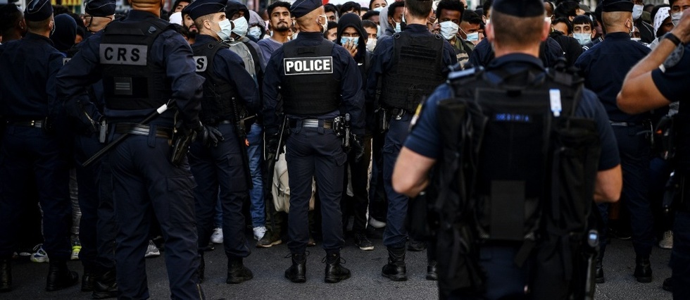 A Aubervilliers, la police evacue un vaste campement de migrants