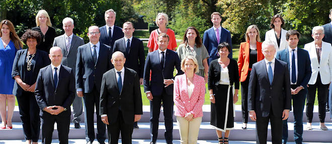 Une premiere rangee comprenant le Premier ministre Jean Castex, Barbara Pompili ainsi que Jean-Yves Le Drian, Bruno Le Maire ou encore Gerald Darmanin est alignee sur la pelouse.
