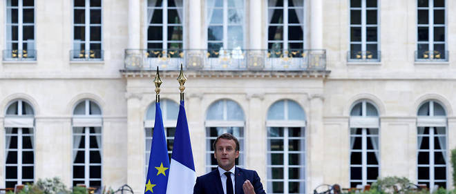 Emmanuel Macron dans les jardins de l'Elysee pendant la Convention climat. 
