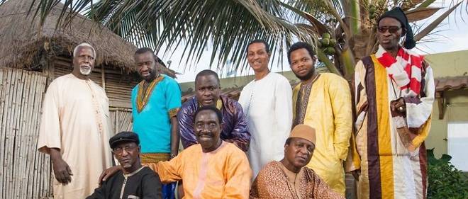 L'Orchestra Baobab avec Balla Sidibe au centre. 

