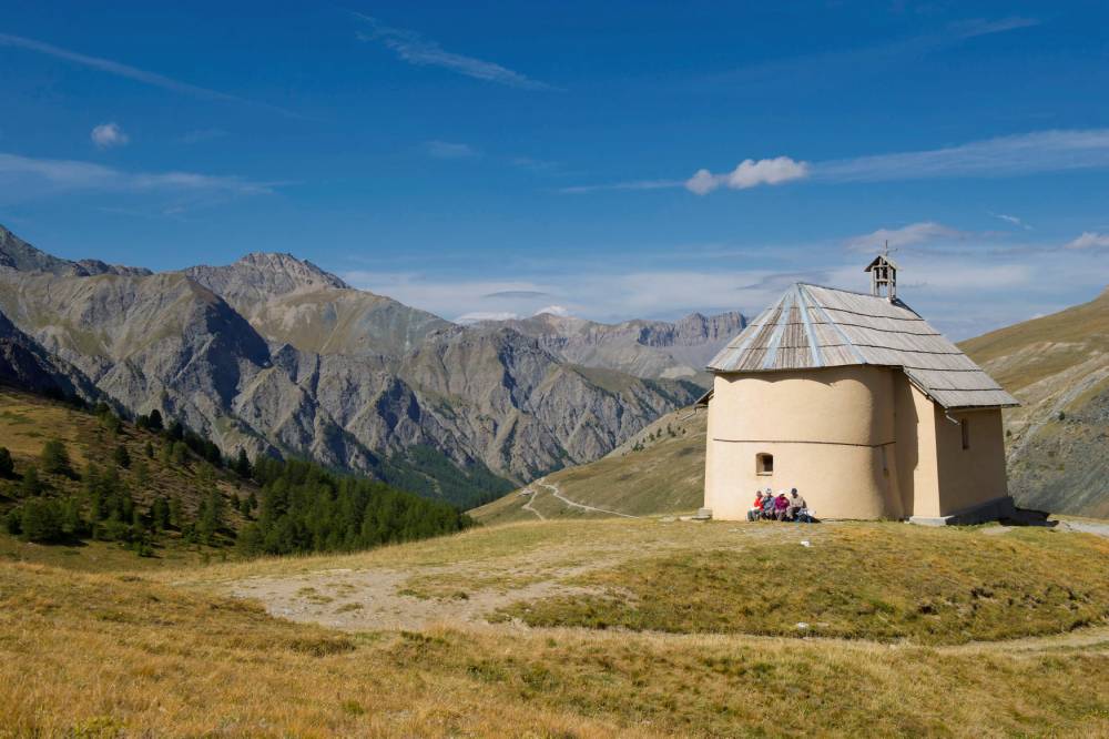 La chapelle de Clausis, à 2400 mètres d'altitude, sur le GR58 qui fait le tour du massif. 
 ©  Gilles LANSARD / Hemis