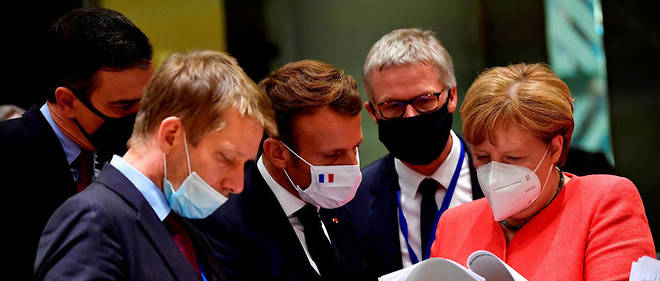 Pedro Sanchez, Emmanuel Macron et Angela Merkel lors du Conseil europeenne a Bruxelles le 20 juillet 2020.
