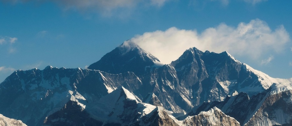 Le Nepal rouvre l'Everest malgre les incertitudes liees au coronavirus