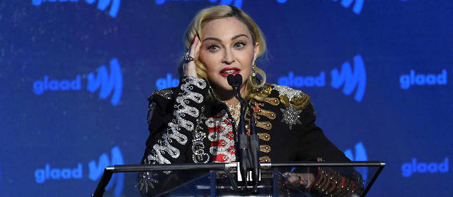 Madonna semble flirter avec les theories conspirationnistes.
