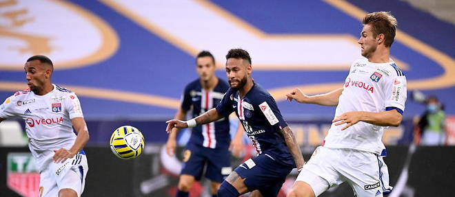 L'attaquant du PSG, Neymar, au centre, lors de la finale de la derniere edition de la Coupe de la Ligue, le 31 juillet, au Stade de France, a Saint-Denis.
