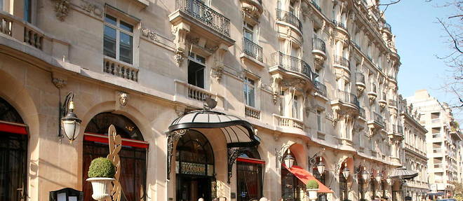 L'hotel Plaza-Athenee, avenue Montaigne, l'un des cinq-etoiles parisiens. Prix d'une chambre dans ce palace : a partir de 850 euros la nuit.
