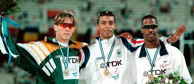 Le podium du 400 m haies des championnats du monde d'athletisme 1997 a Athenes avec, au centre, la mdedaille d'or autour du cou de Stephane Diagana.

