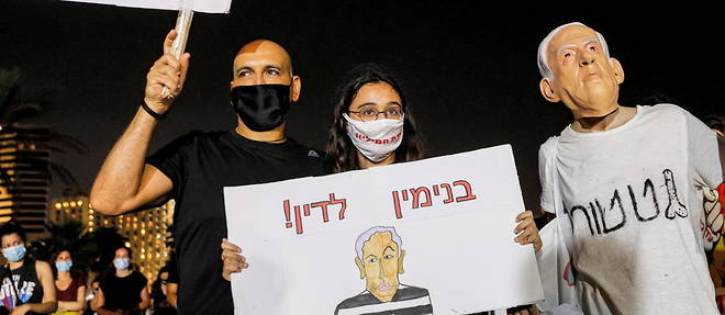 Des manifestants anti-Benyamin Netanyahou, le 1er aout, en Israel. Le Premier ministre est accuse de corruption.
