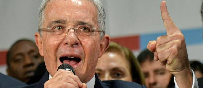 Colombie: le puissant ex-president Uribe assigne a residence